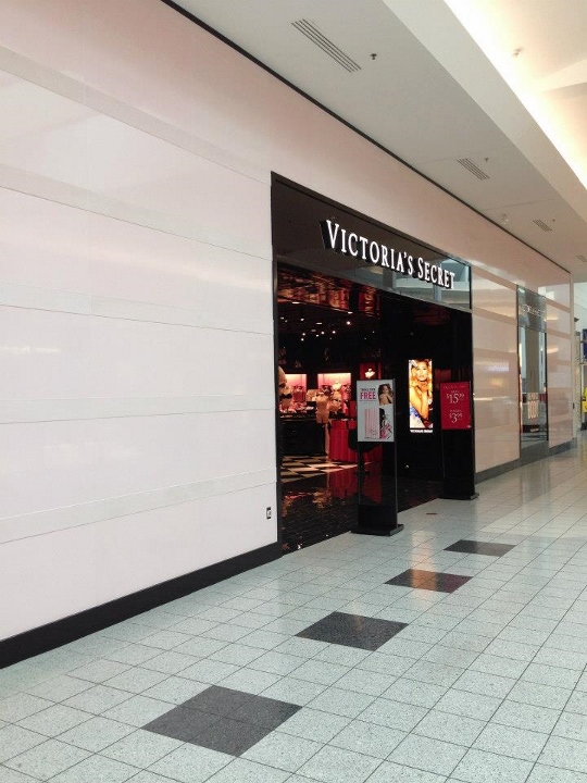 This image depicts a commercial tile installation at Victoria's Secret. This project was completed by Youngstown Tile & Terrazzo.